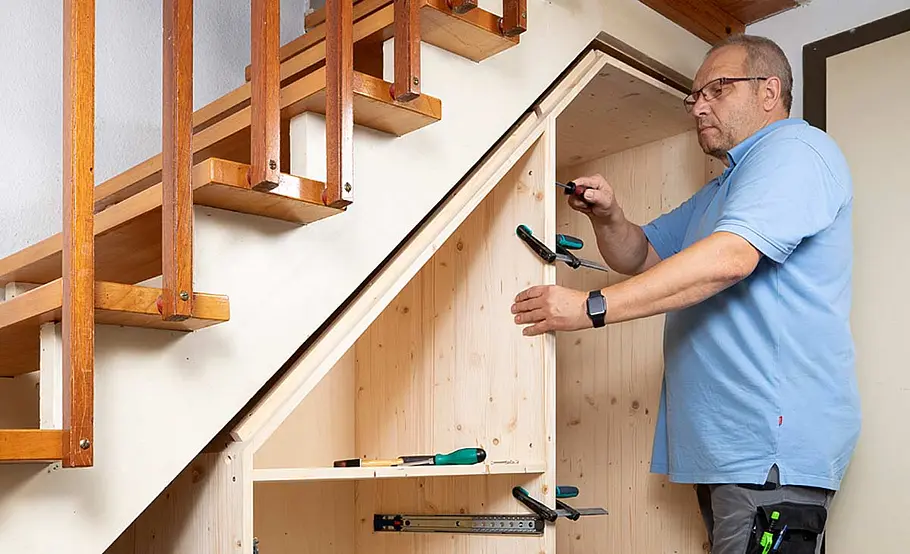 Schrank unter Treppe montieren
