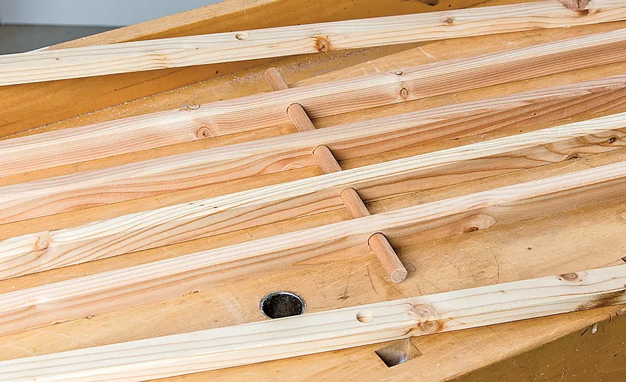 Praktisches Holzregal für den Garten selber bauen