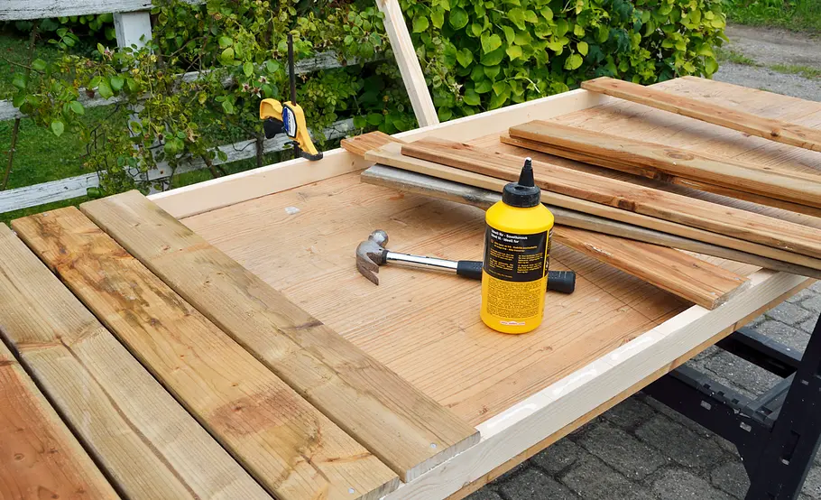 Moderne Gartendusche bauen