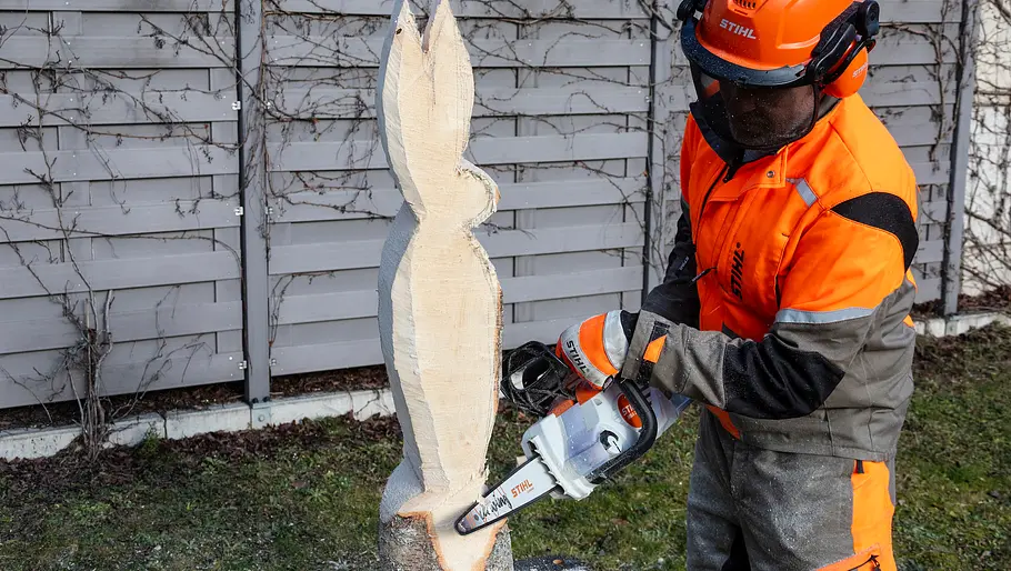 Jetzt geht es daran, der noch sehr zweidimensionalen Figur mehr Körperlichkeit zu geben.