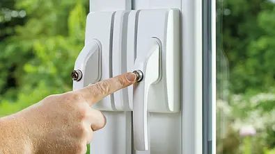 Abschließbarer Fenstergriff mit Alarm verbessert Fenstersicherung - Foto: sidm / CK Abschließbarer Fenstergriff mit Alarm verbessert Fenstersicherung - Foto: sidm / CK
