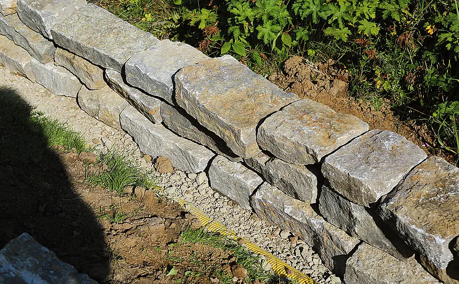 Trockenmauer bauen