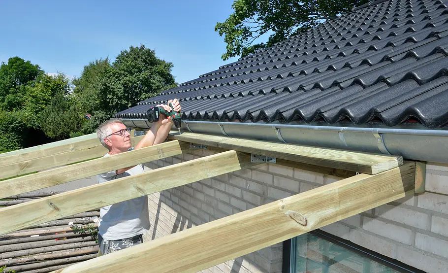 Luftige Pergola aus Holz selber bauen