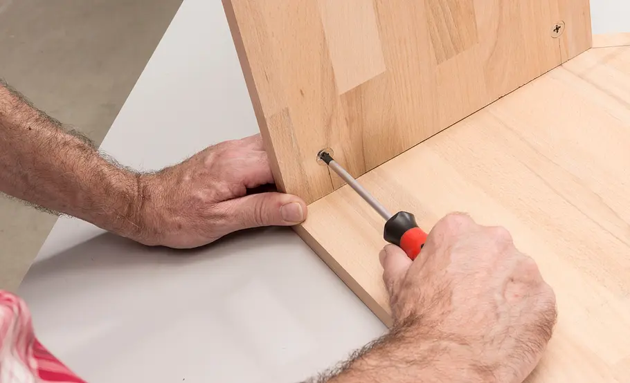 Bett in Drempel-Regal bauen