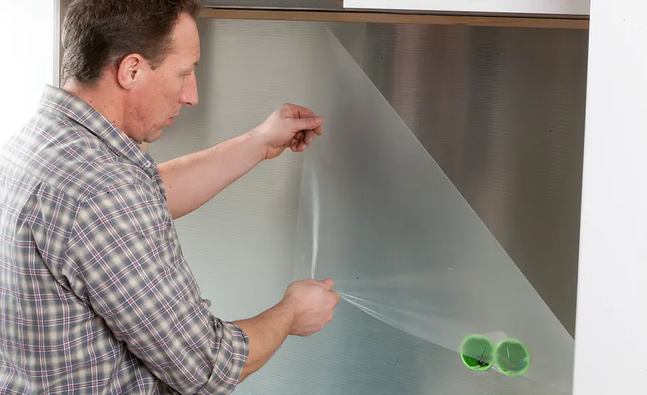 Küchenrückwand aus selbstklebenden Effektplatten