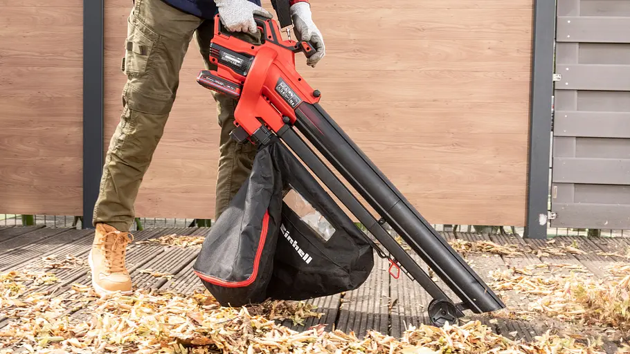 Einhell Akku-Laubsauger Laubsauger von Einhell saugt Laub von Terrasse