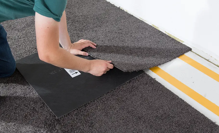 Teppichfliesen verlegen ohne Klebeband