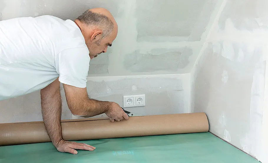 Dachboden mit Trockenschüttung dämmen