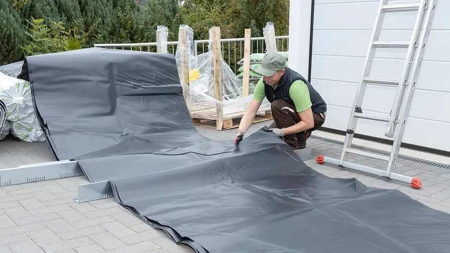 Folie wird zugeschnitten
