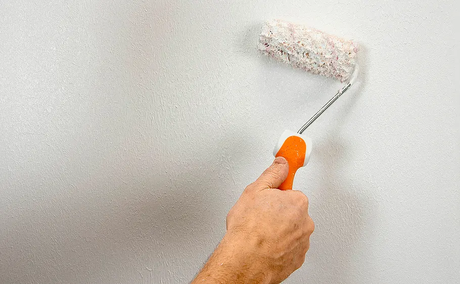 Wand in feinen Streifen streichen