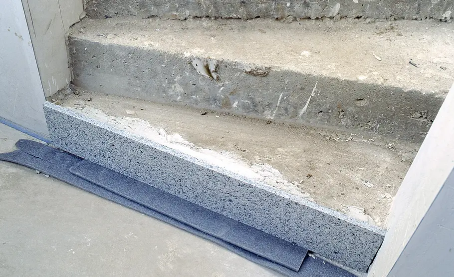 Treppe aus Natursteinplatten