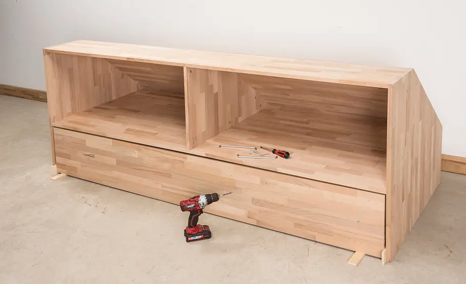 Bett in Drempel-Regal bauen