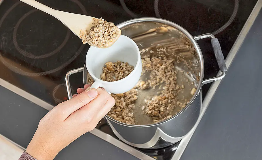 Tasse als Futterspender