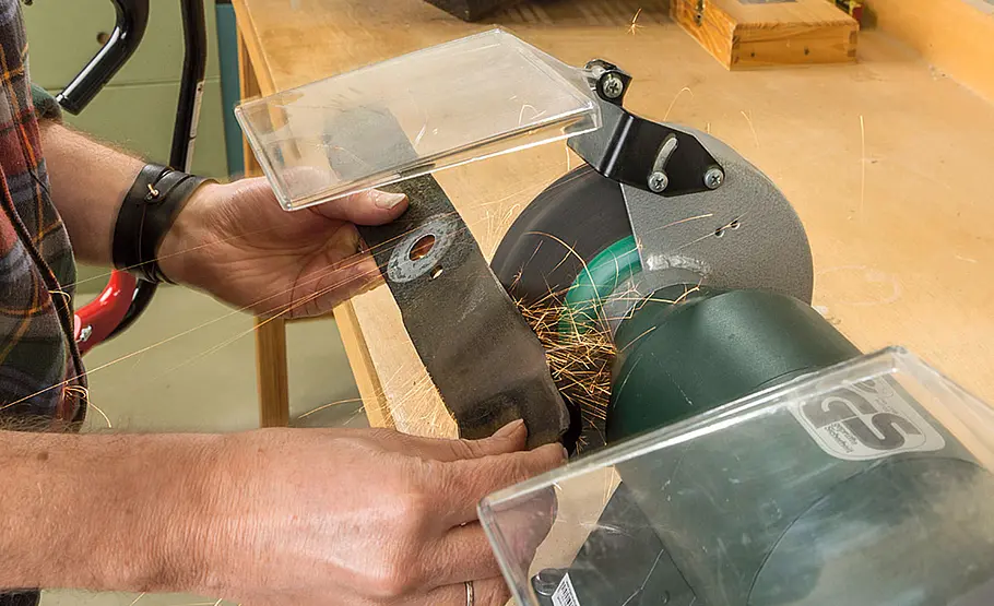 Rasenmäher Reparatur: Messer schärfen