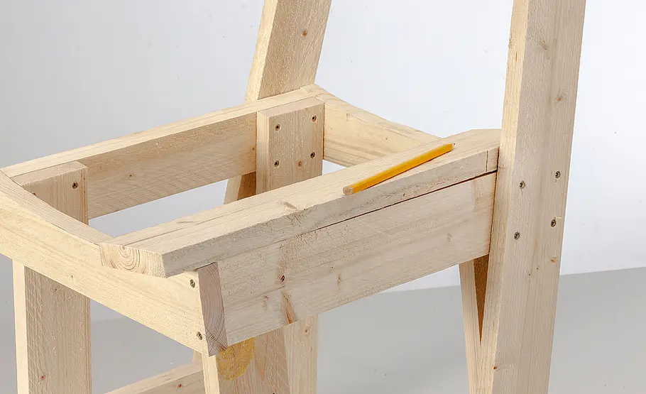 Sägerauen Holzstuhl bauen