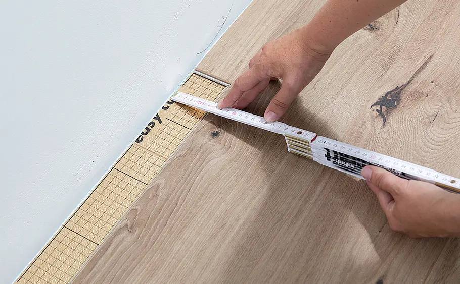 Elastischen Bodenbelag aus Vinyl verlegen