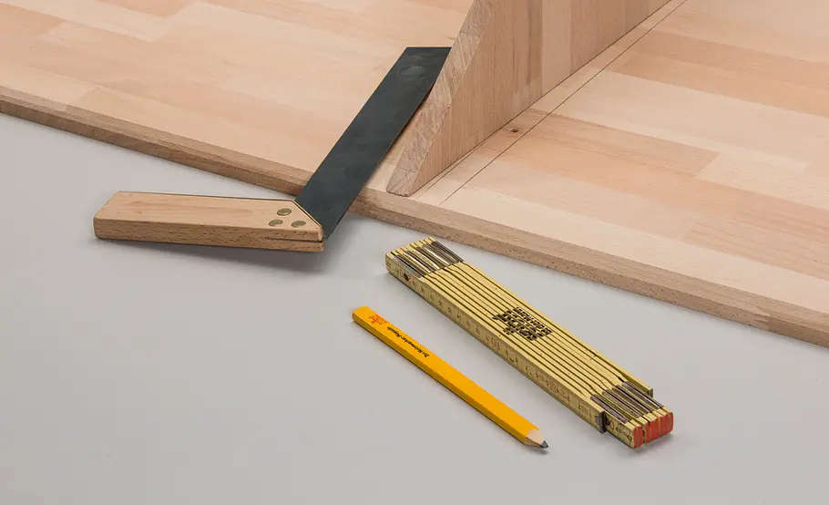 Bett in Drempel-Regal bauen