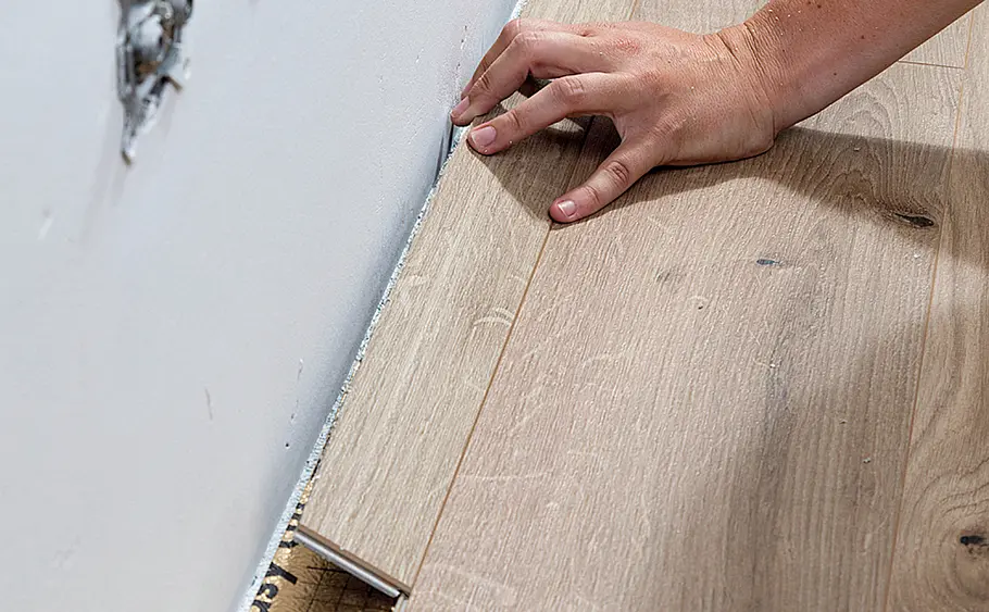 Elastischen Bodenbelag aus Vinyl verlegen