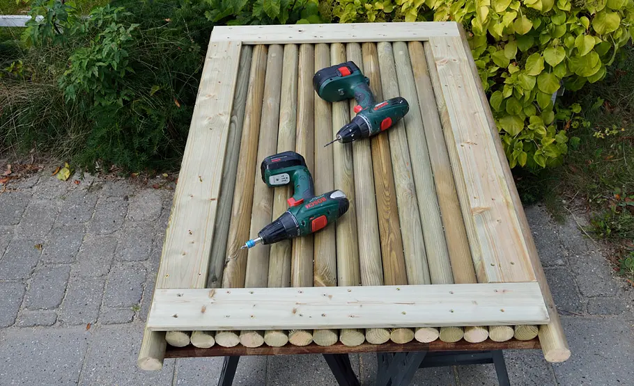Holzverkleidung für Mülltonnen