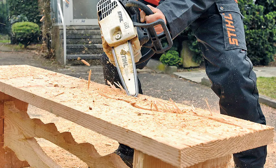 Carving: Bank schnitzen mit der Motorsäge