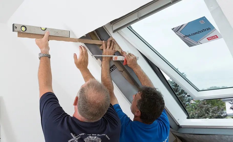 Velux Dachfenster mit Verdunkelungsrollo einbauen