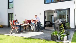 Terrasse am Haus mit Betonsteinen pflastern - Foto: sidm/CK, KEH