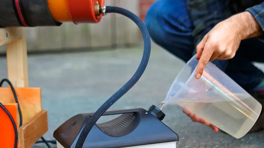 Das Tapetenablösegerät wird mit Wasser gefüllt