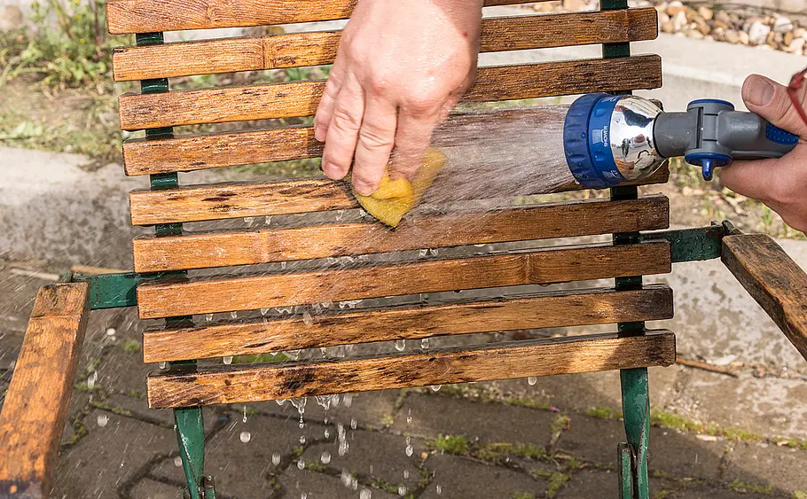 Gartenmöbel reinigen