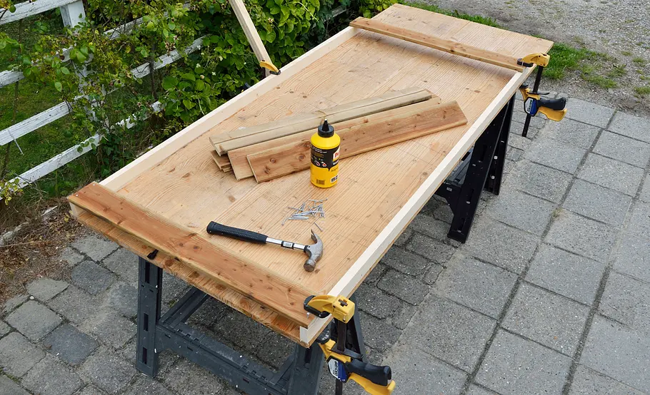Moderne Gartendusche bauen