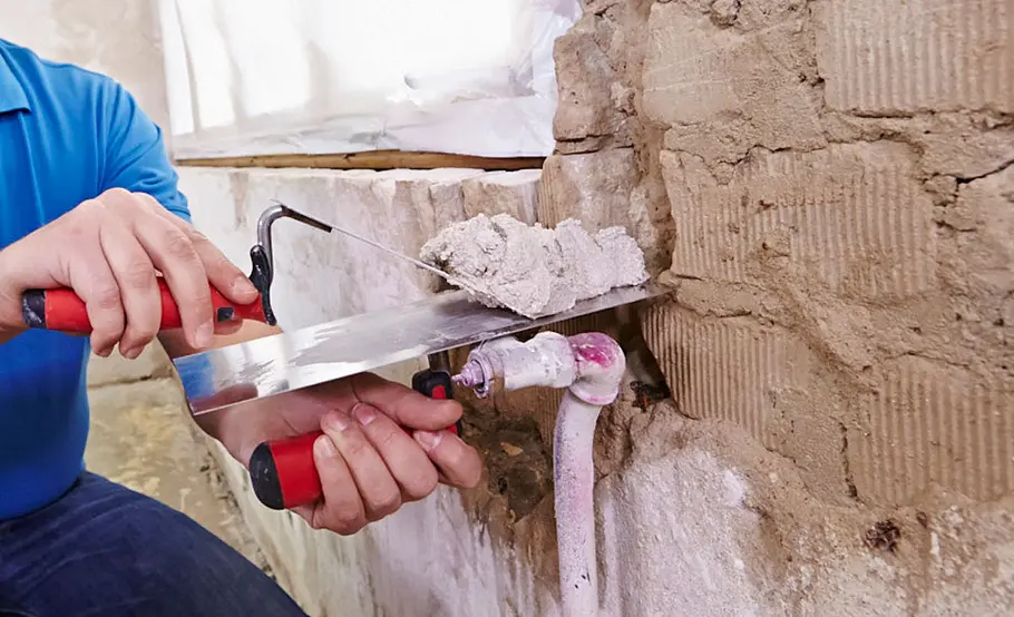 Schadhaften Innenputz sanieren und Wände glätten