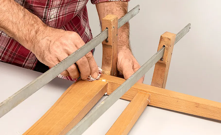 Holzstuhl reparieren