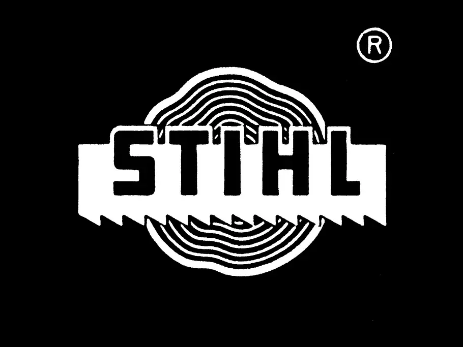 Historisches STIHL Logo mit weißem Schriftzug vor einer stilisierten Holzmaserung auf schwarzem Hintergrund.