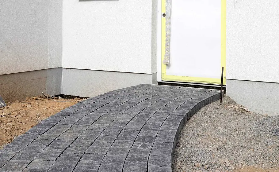 Weg zum Haus pflastern