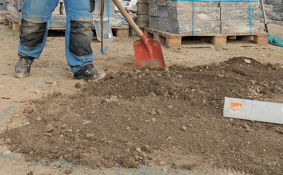 Stufen-Hochbeet aus Betonsteinen mauern