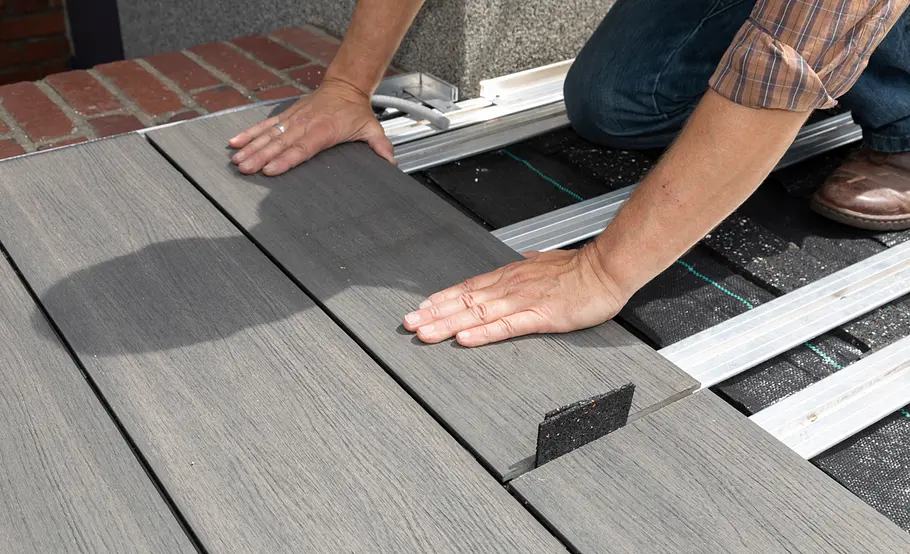 Terrassensanierung: WPC-Dielen im Wechselverband verlegen