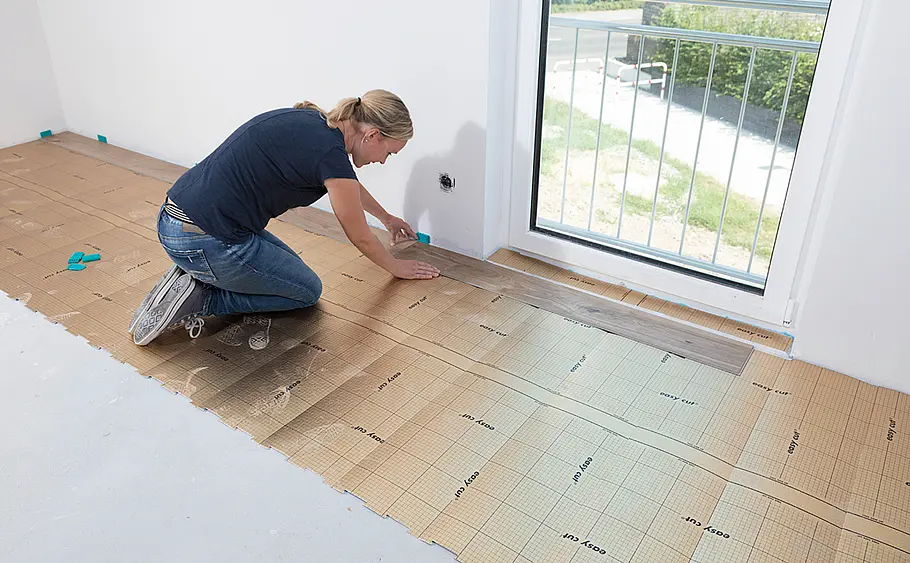 Elastischen Bodenbelag aus Vinyl verlegen
