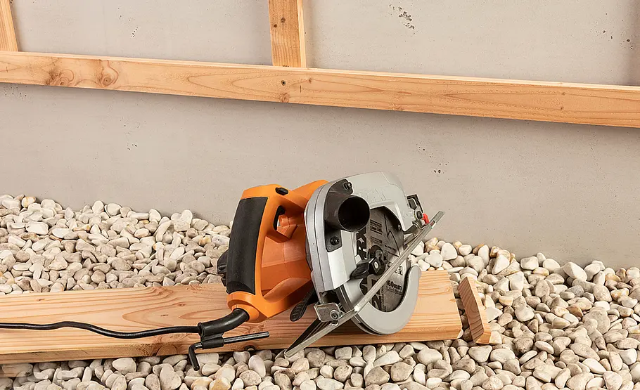 Senkrechte Holzverkleidung vor Nässe schützen
