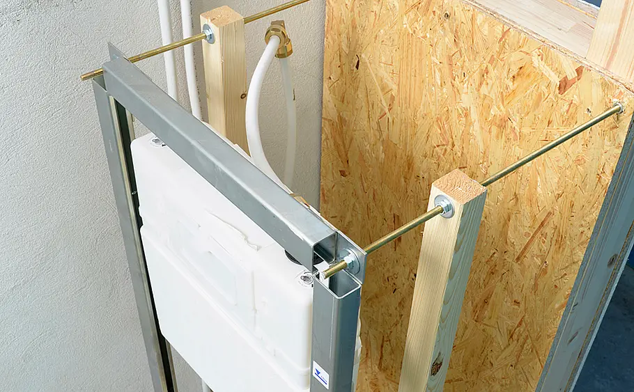 Wandhängendes WC an Vorwandelement montieren