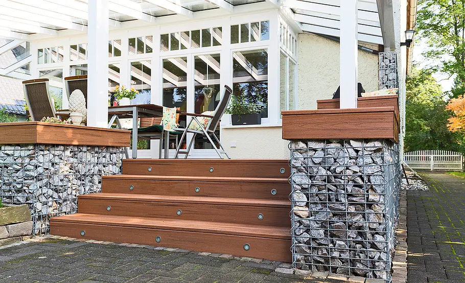 Terrasse mit Stufen in den Garten