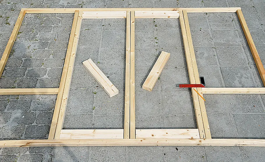 Anlehngewächshaus aus Holz vor der Hauswand selber bauen