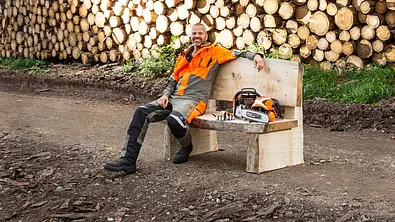 Gartenbank bauen aus einem Baumstamm mit der Kettensäge - Foto: sidm / MMM, CK Gartenbank bauen aus einem Baumstamm mit der Kettensäge - Foto: sidm / MMM, CK