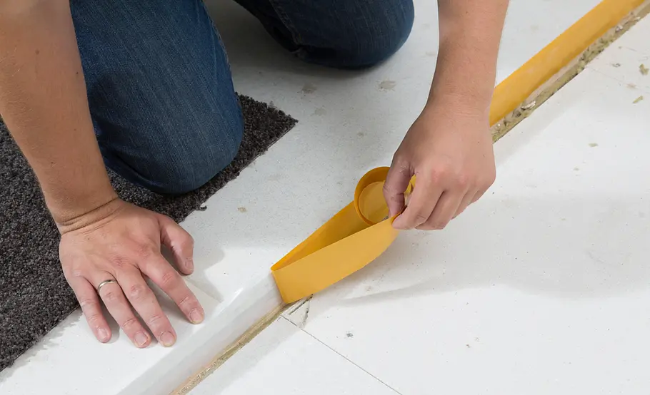 Teppichfliesen verlegen ohne Klebeband