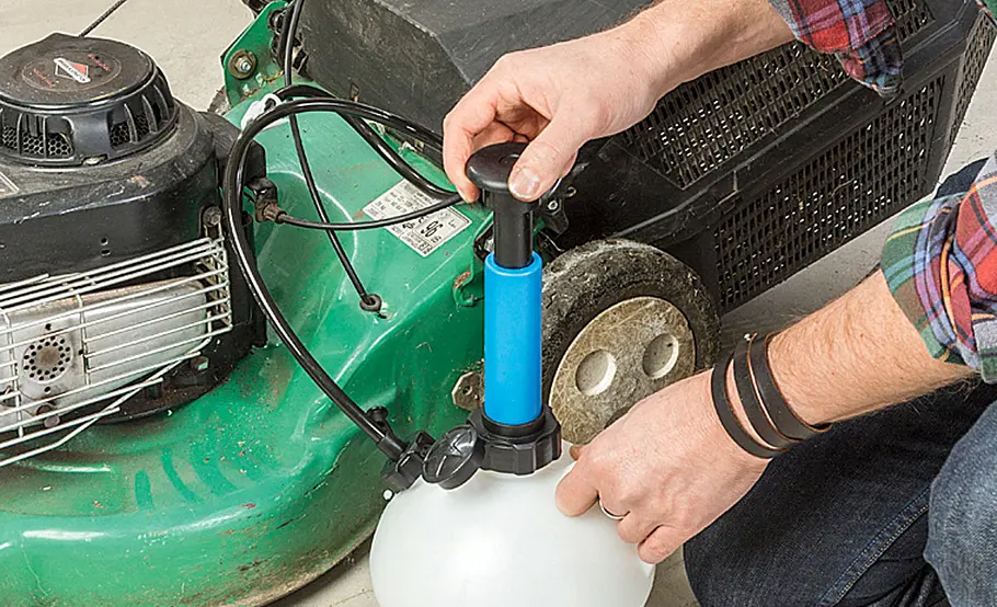 Rasenmäher Reparatur: Flüssigkeiten ablassen