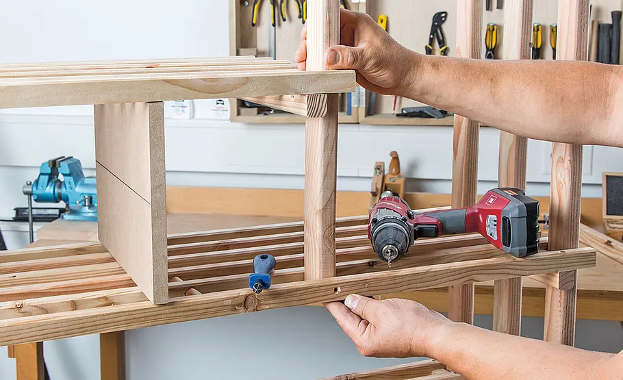 Praktisches Holzregal für den Garten selber bauen