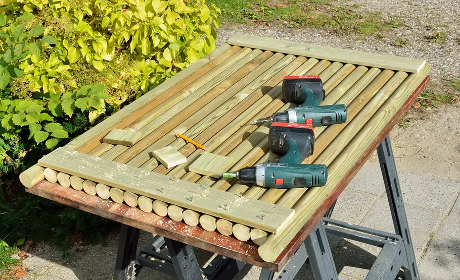 Holzverkleidung für Mülltonnen