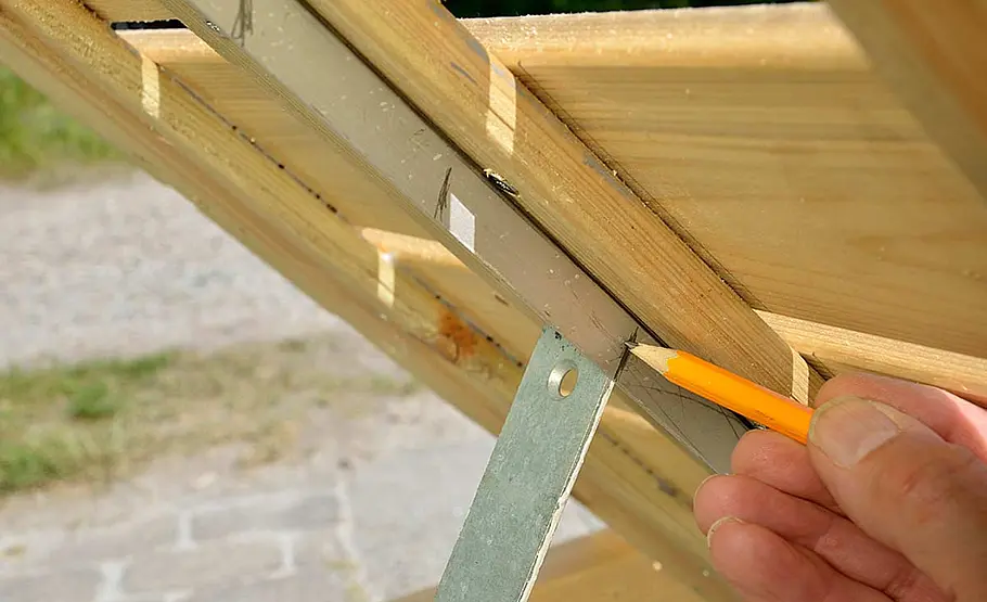 Sonnenliege und Tisch in einem