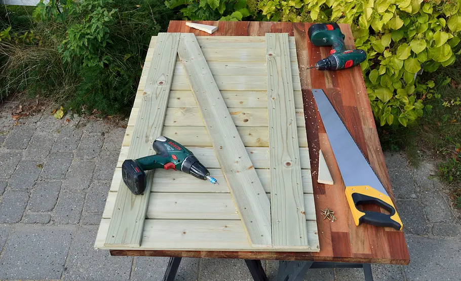 Holzverkleidung für Mülltonnen