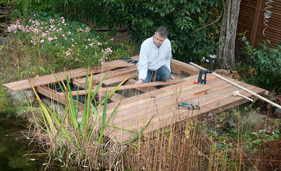 Sonnendeck am Gartenteich