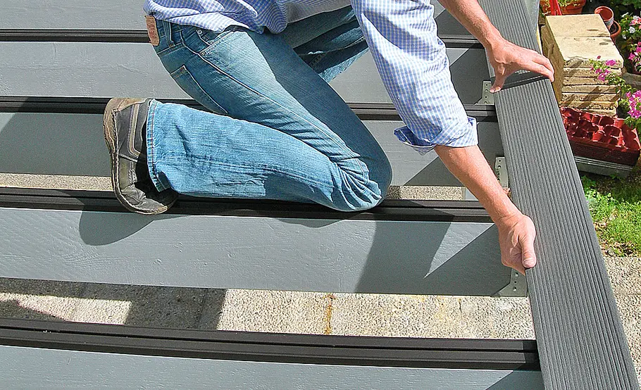 Hochterrasse: Beplankung & Treppenbau