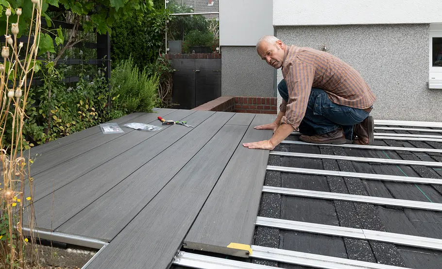 Terrassensanierung: WPC-Dielen im Wechselverband verlegen